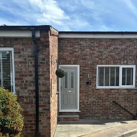 Little Yorkie Free Parking & Holiday home