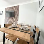Сasa de vacaciones Little Yorkie Hideaway & Free Parking